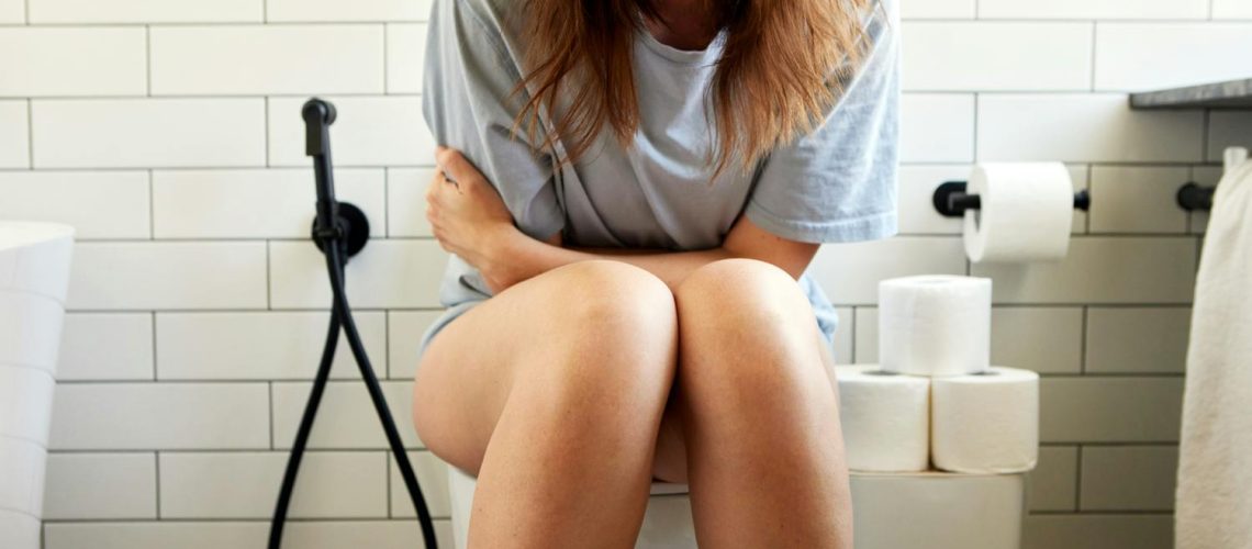 Quels sont les symptômes d'une urétrite chez la femme ?
